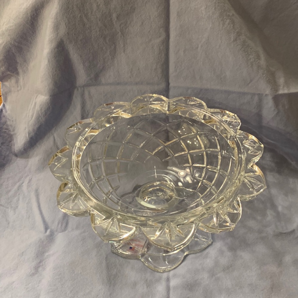 100% Beautiful Crystal Flower Shaped Serving/Candy Dish - Picture 1 of 3